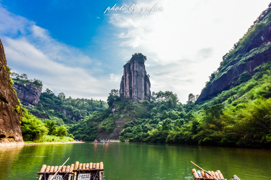 一溪九曲碧涟漪，人间仙境在武夷