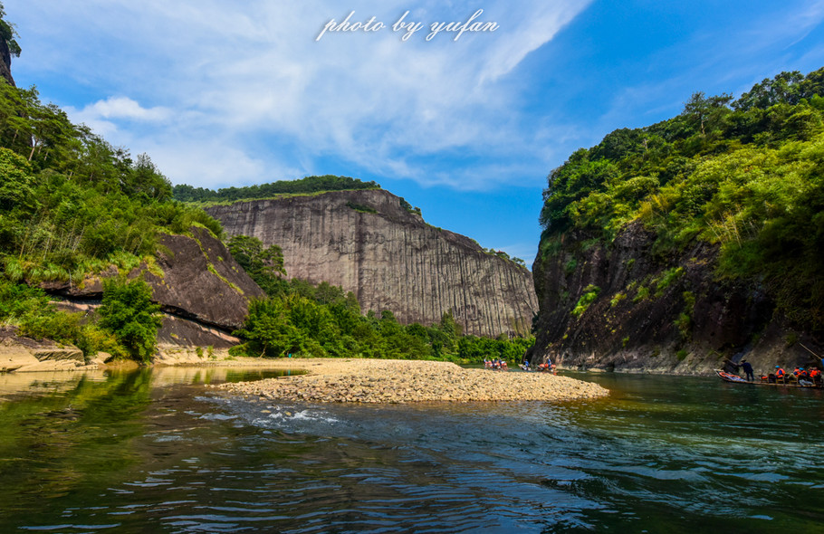 一溪九曲碧涟漪，人间仙境在武夷