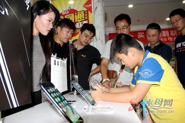 iPhone7烟台联通首发85后美女果粉抢“头彩”