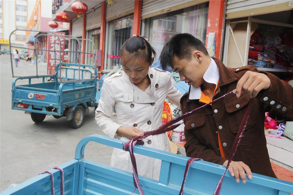 励志！残疾夫妻办厂一条床单只赚五分钱