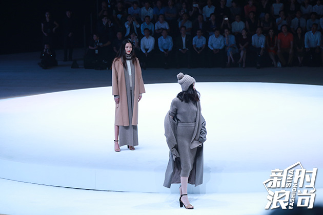 章子怡时尚芭莎2020十月,章子怡干练造型亮相巴黎时装周