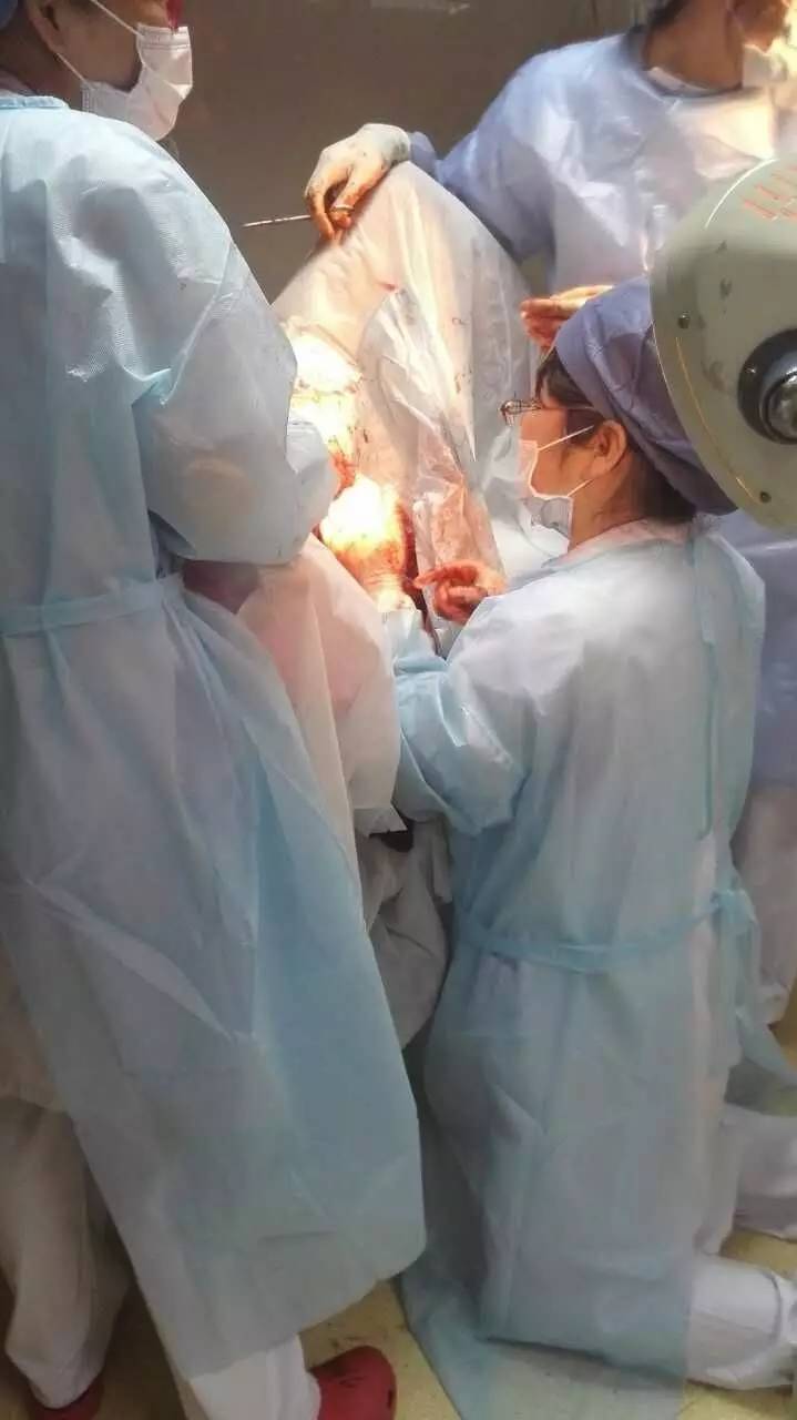 一小时！产科主任跪地缝合