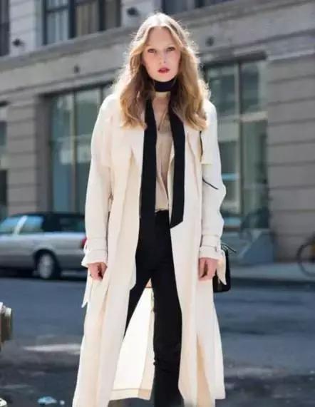 老有所依刘涛丝巾,刘涛红白玫瑰花丝巾