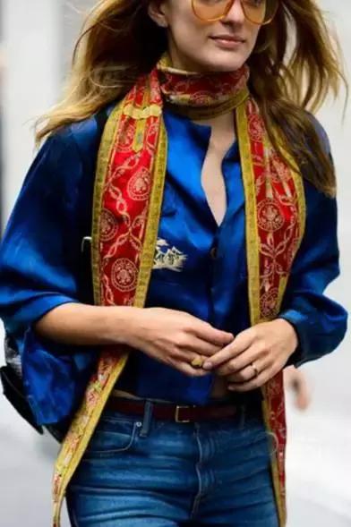 老有所依刘涛丝巾,刘涛红白玫瑰花丝巾