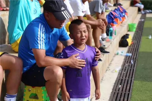 绿茵场上追逐梦想的少年,绿茵上的追梦者