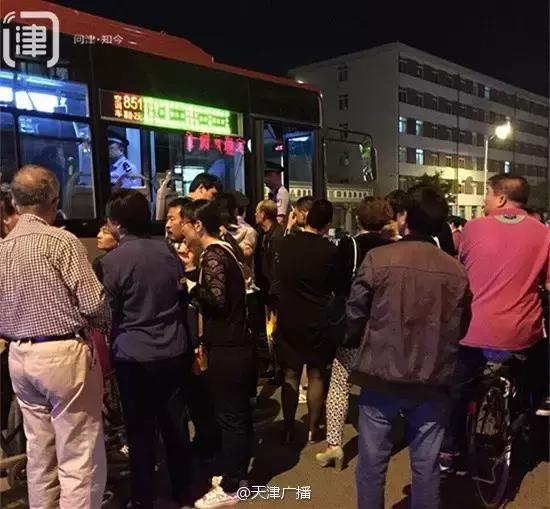海口女乘客掌掴公交司机被判几年,天津女子公交站打公交司机后续