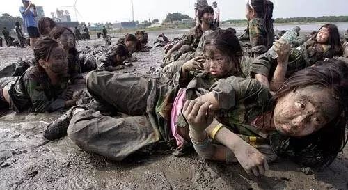 李易峰看赵丽颖的眼神假装不熟,看到李易峰和赵丽颖就精神抖擞