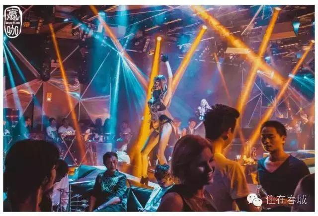 易欣出席活动,易欣现场演出