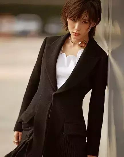 看《追凶者也》后，被这位献出了福利的妹子迷住了！