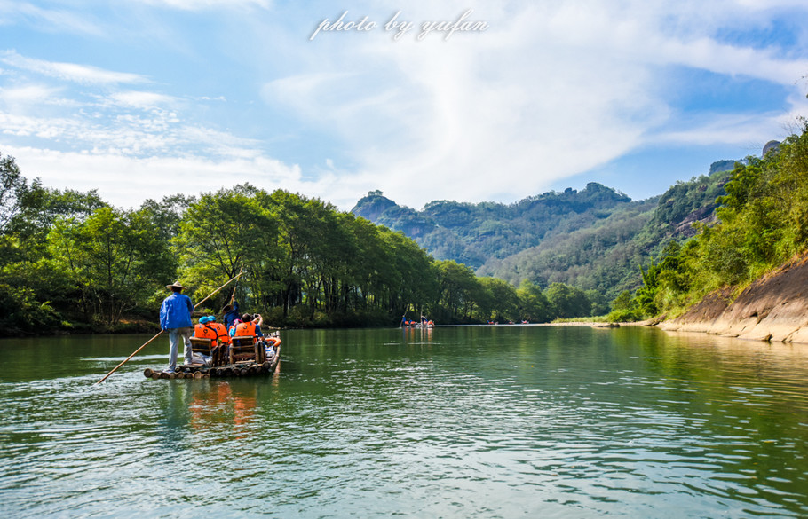 一溪九曲碧涟漪，人间仙境在武夷
