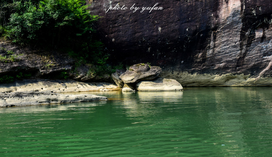 一溪九曲碧涟漪，人间仙境在武夷