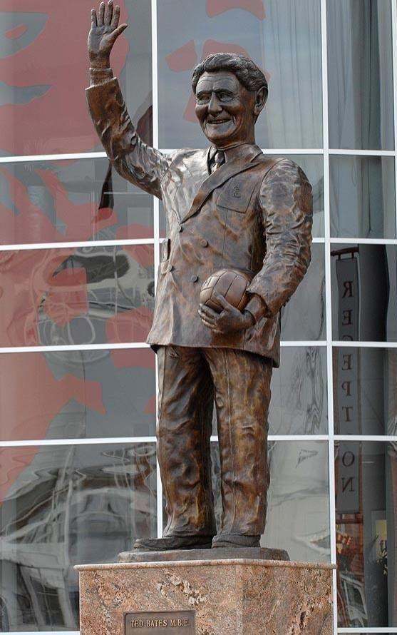 足坛十大奇葩苏亚雷斯,足坛雕像