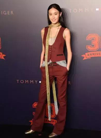 老有所依刘涛丝巾,刘涛红白玫瑰花丝巾