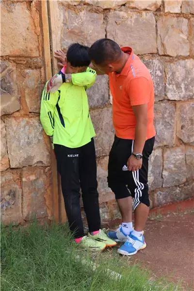 绿茵场上追逐梦想的少年,绿茵上的追梦者