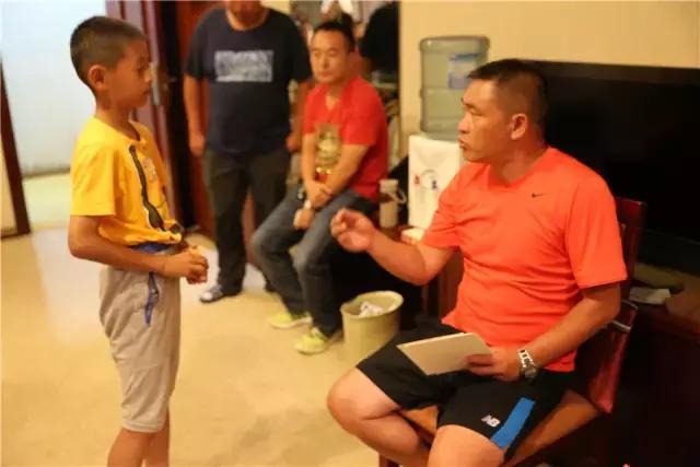 绿茵场上追逐梦想的少年,绿茵上的追梦者