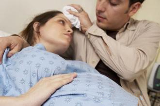 分娩的时候阵痛什么姿势能缓解,预产期分娩阵痛前会有什么感觉