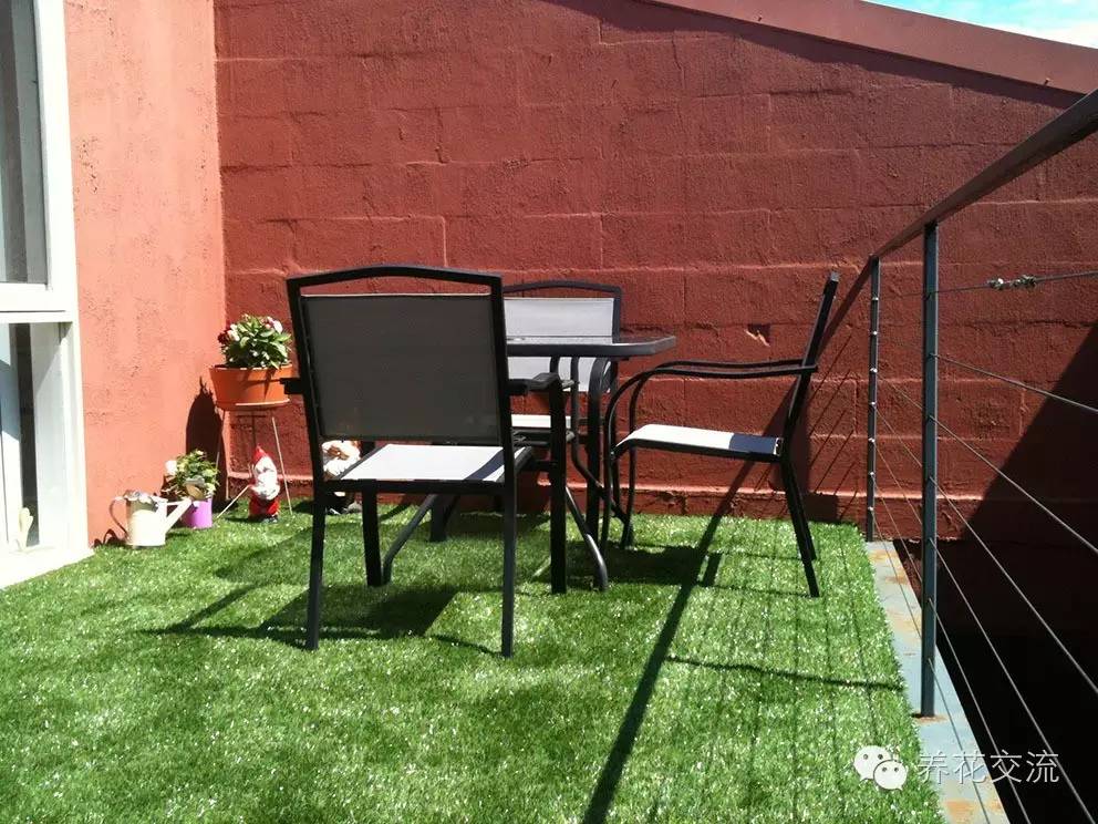 人工草坪铺在阳台,阳台铺人工草坪