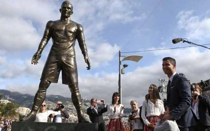 足坛十大奇葩苏亚雷斯,足坛雕像