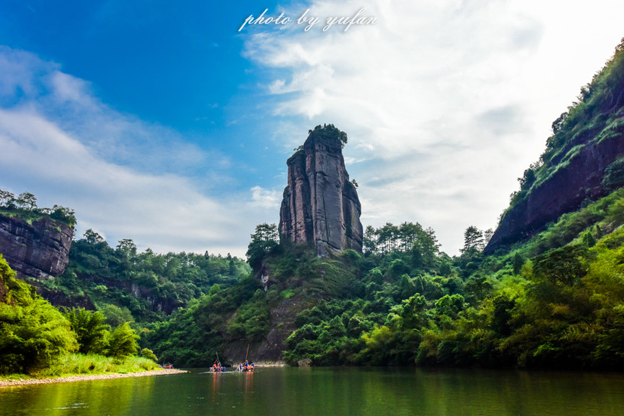 一溪九曲碧涟漪，人间仙境在武夷