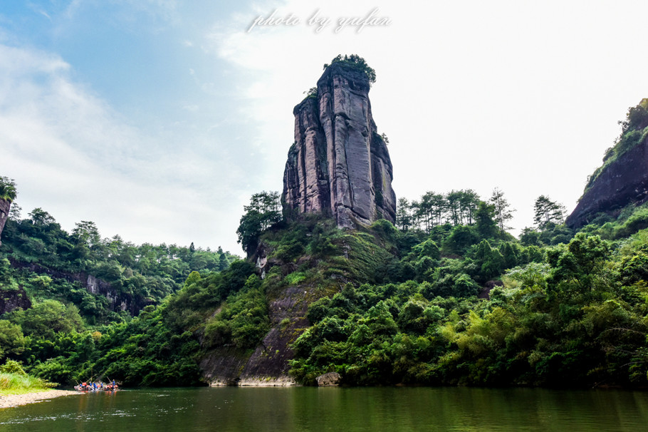 一溪九曲碧涟漪，人间仙境在武夷