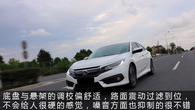 陈震试驾十代思域,本田十代思域下雨天试驾