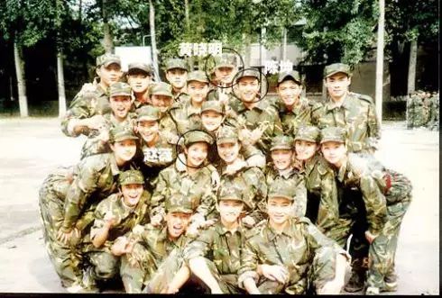 李易峰看赵丽颖的眼神假装不熟,看到李易峰和赵丽颖就精神抖擞