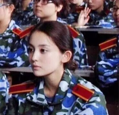 李易峰看赵丽颖的眼神假装不熟,看到李易峰和赵丽颖就精神抖擞