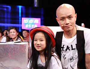 蛋碎之后出版了《淡淡》，乐嘉蜕变成一位“最勇敢爸爸”