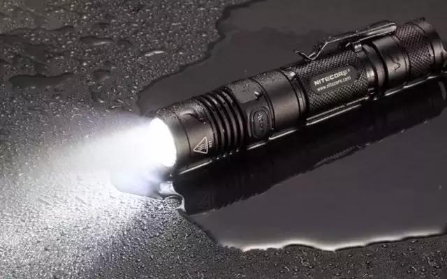 钥匙上挂防水小手电筒,可挂在钥匙扣上的强光灯