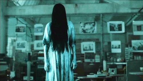 小孩泥水中被巨蟒缠住身体,小孩被巨蟒死死缠住