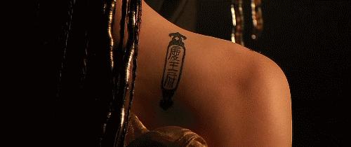 小孩泥水中被巨蟒缠住身体,小孩被巨蟒死死缠住