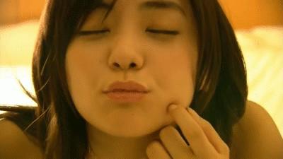 小孩泥水中被巨蟒缠住身体,小孩被巨蟒死死缠住