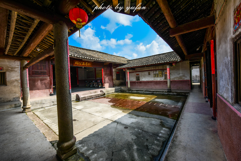 丝路奇迹：观围屋之典范，赏苏铁之传奇