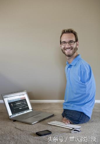 他没手没脚，却可以玩骑马、打鼓、潜水、足球，有两个大学学位。