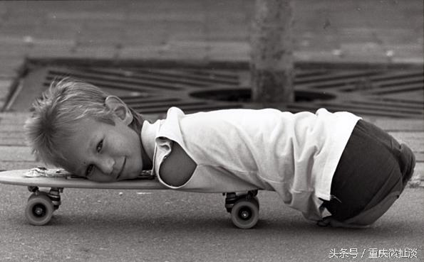 他没手没脚，却可以玩骑马、打鼓、潜水、足球，有两个大学学位。