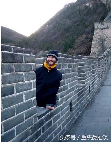 他没手没脚，却可以玩骑马、打鼓、潜水、足球，有两个大学学位。