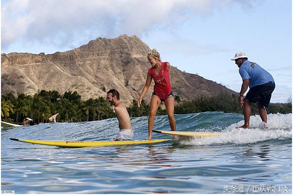 他没手没脚，却可以玩骑马、打鼓、潜水、足球，有两个大学学位。