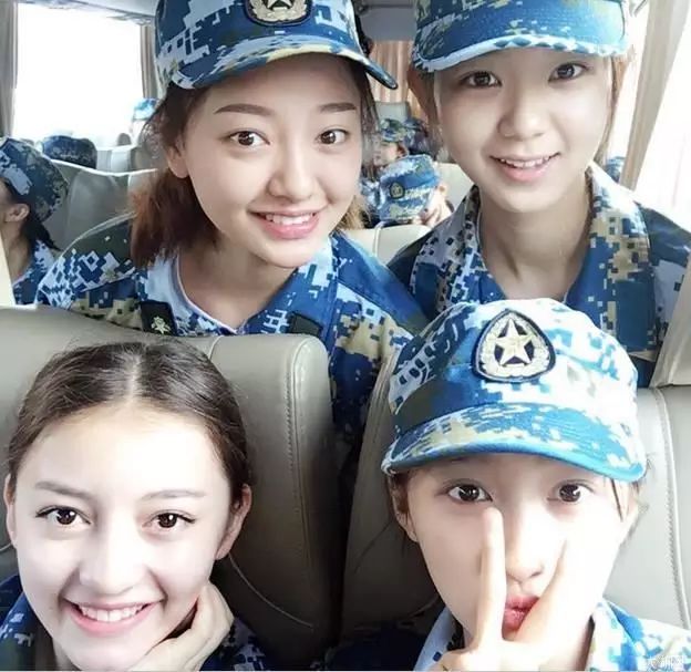 李易峰看赵丽颖的眼神假装不熟,看到李易峰和赵丽颖就精神抖擞