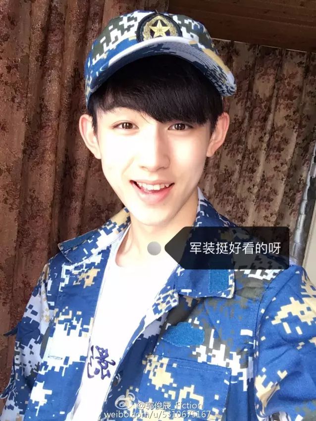 李易峰看赵丽颖的眼神假装不熟,看到李易峰和赵丽颖就精神抖擞