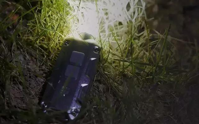 钥匙上挂防水小手电筒,可挂在钥匙扣上的强光灯