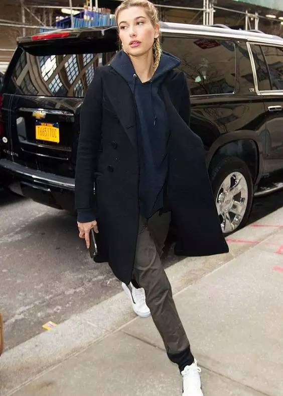 卫衣穿搭加校服,卫衣的最佳搭配方法