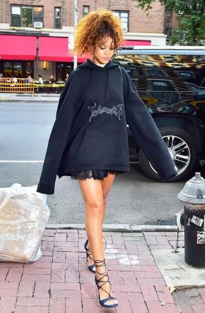 卫衣穿搭加校服,卫衣的最佳搭配方法