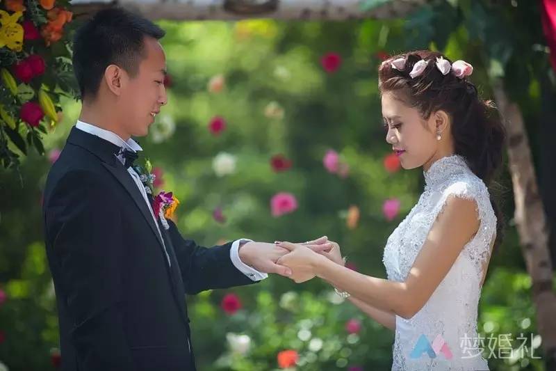 这场还原“暮光之城”的波西米亚婚礼，一只心机柯基成功抢镜