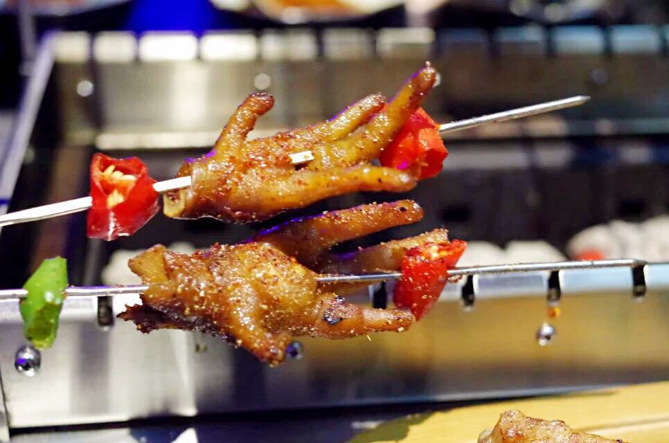 第一次吃烧烤串被惊艳,山洞里吃饭是一种什么体验