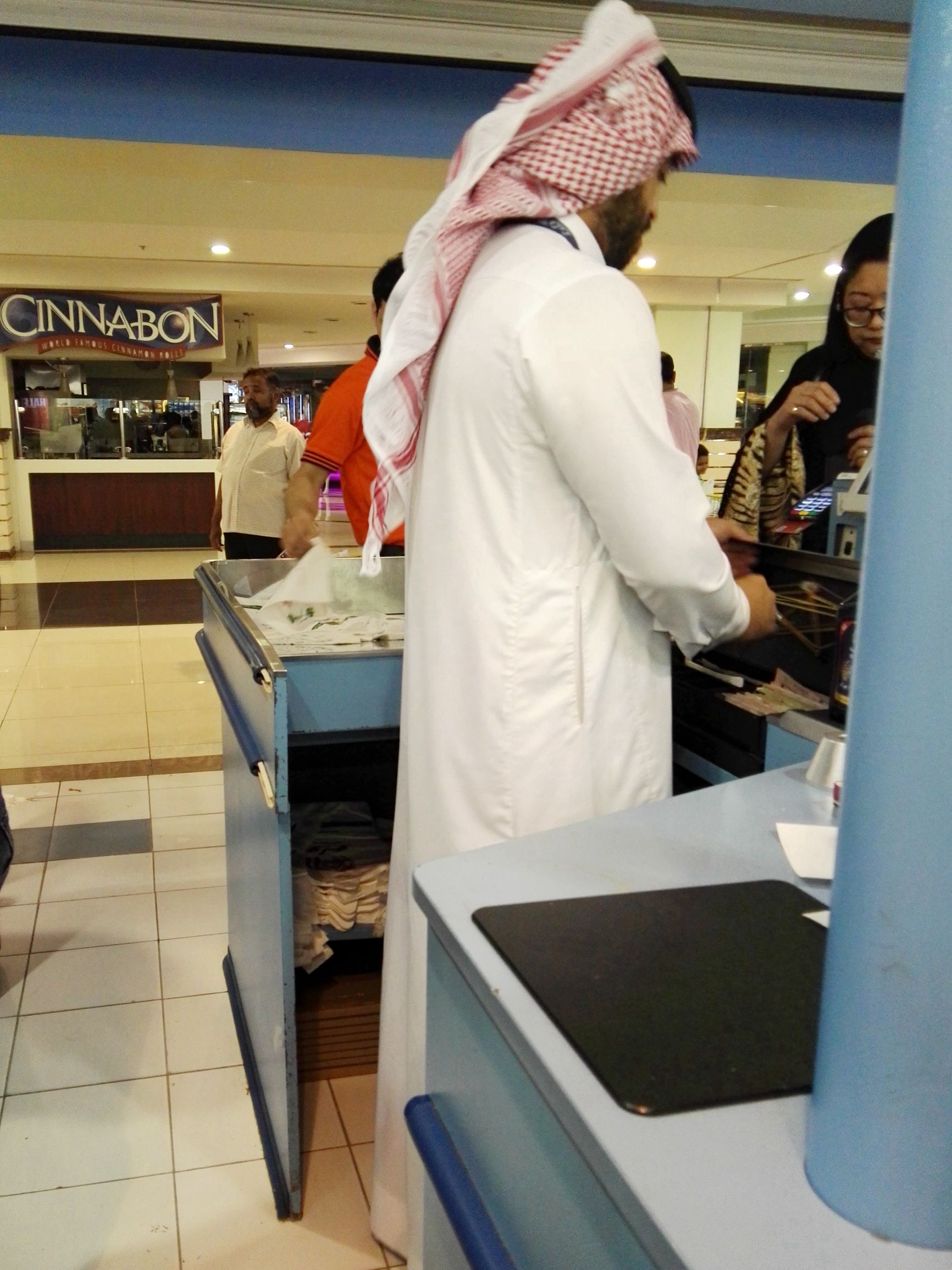 沙特阿拉伯的超市，最爱聘请男收银员