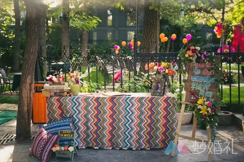 这场还原“暮光之城”的波西米亚婚礼，一只心机柯基成功抢镜