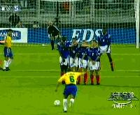 足坛评价卡洛斯最牛逼任意球,足坛十大诡异弧线球破门