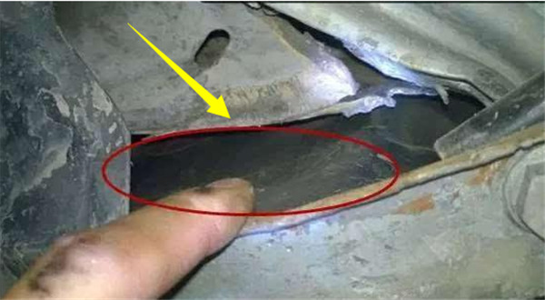 老板22万买辆二手奔驰，没开几天异响不断，师傅检查后冒出冷汗