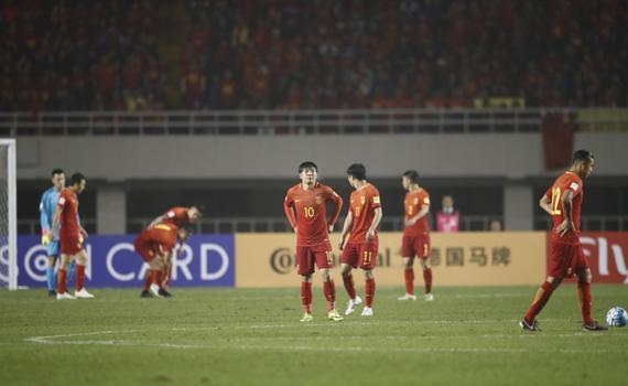 不胜反输成国庆节第一堵！国足门将送礼叙利亚门将如演员卧草都太坑