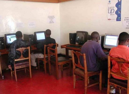 在非洲网吧，五六分钟才能打开一个网页